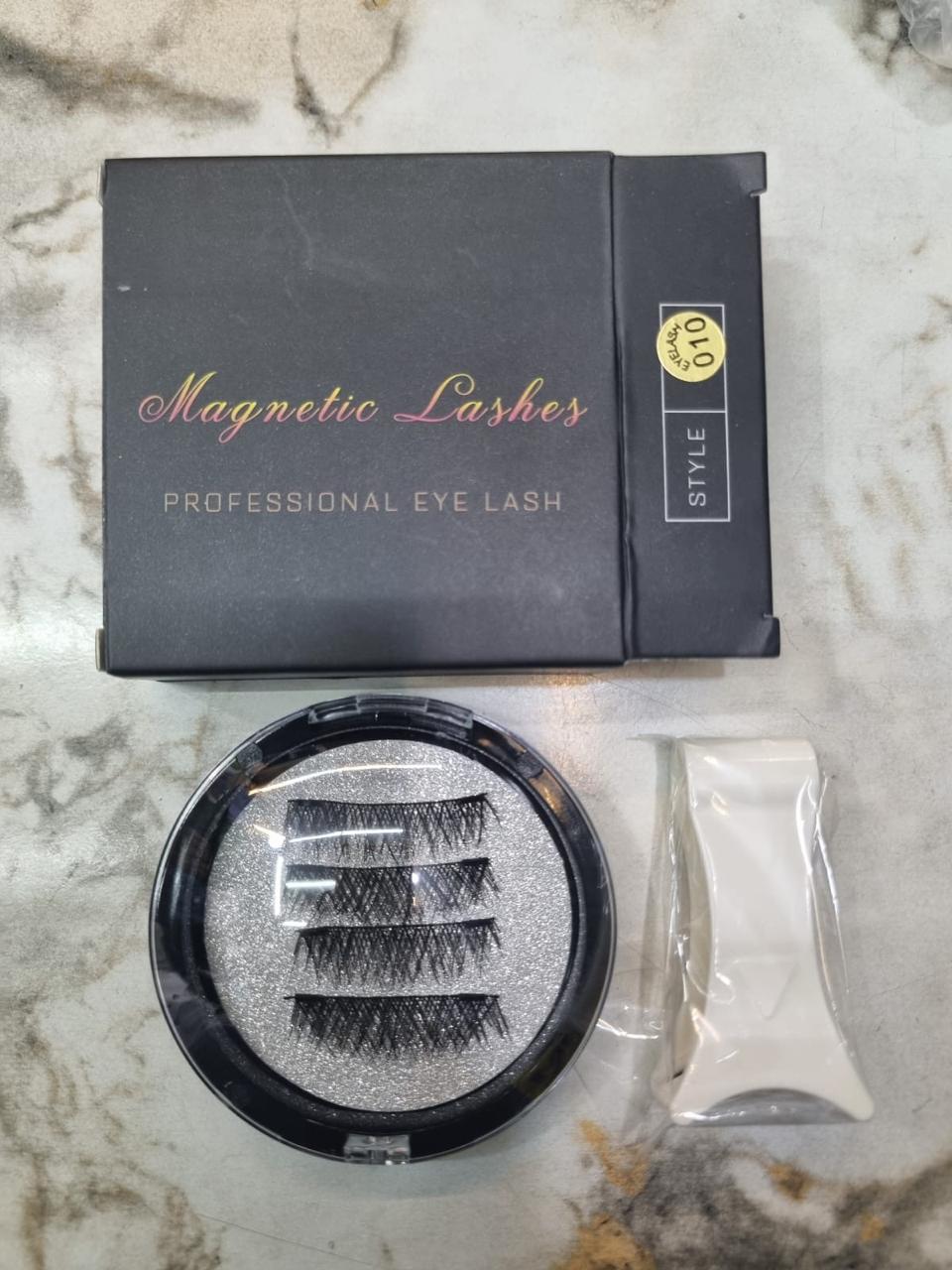 Magnetic eyelash with applicator